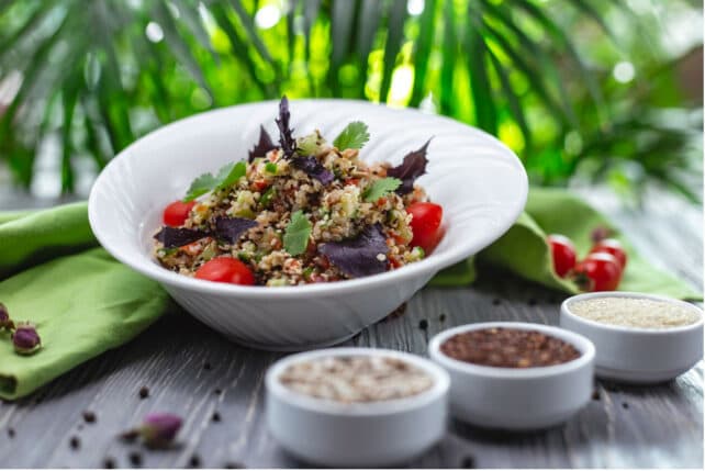 piatto di insalata a base di quinoa, verdure e noci