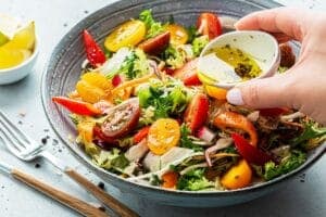 piatto di insalata con verdure e salsa al miele