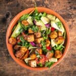 Piatto di insalata verde e verdure con tofu fritto