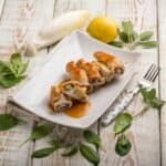 piatto con involtini di tacchino allo zafferano con spinaci e noci