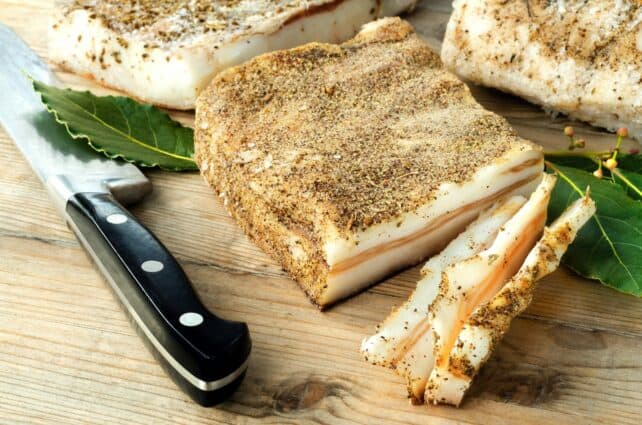 lardo di colonnata su tagliere in legno