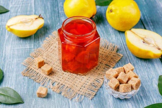 barattolo di marmellata con di uva nera, mele e pere