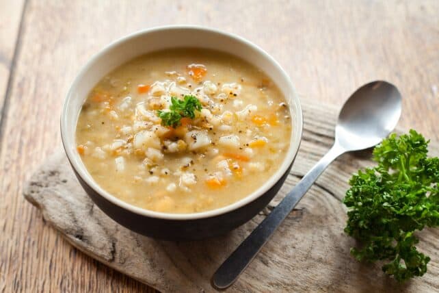 piatto di minestra d'orzo con verdure