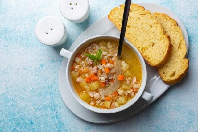 piatto di minestra d'orzo con pancetta