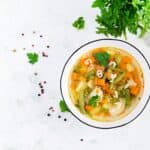 piatto di minestrone tradizionale con verdure e zucca gialla