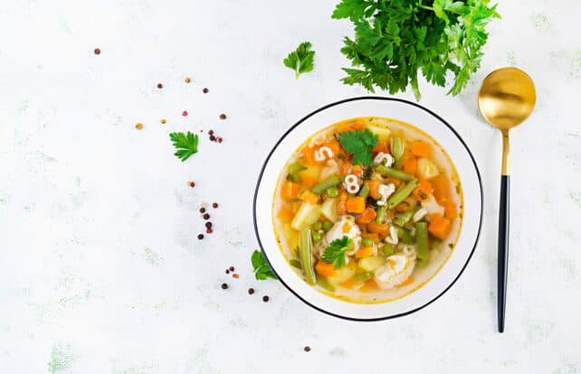 piatto di minestrone tradizionale con verdure e zucca gialla