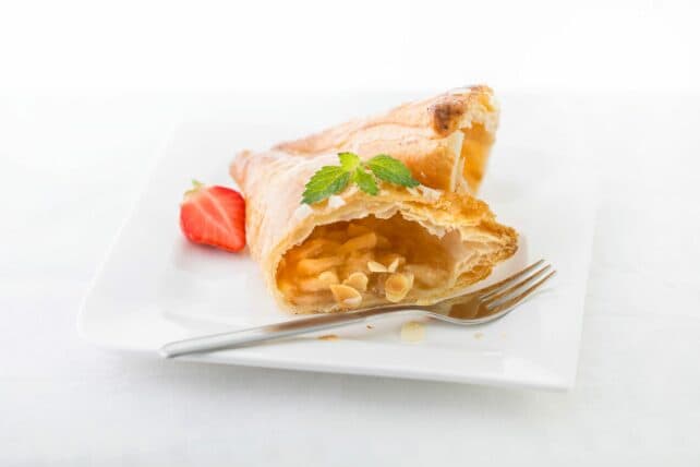 piatto con mini strudel di mele e fragole