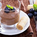 mousse al cioccolato con mirtilli