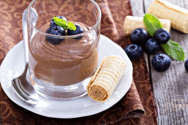 mousse al cioccolato con mirtilli