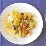 piatto di paccheri allo scorfano com pomodorini e olive