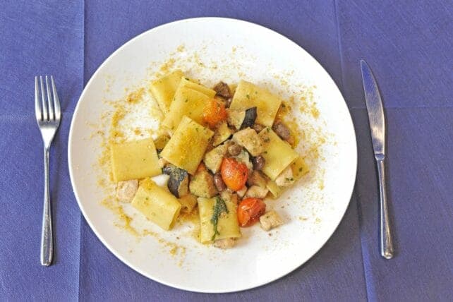 piatto di paccheri allo scorfano com pomodorini e olive