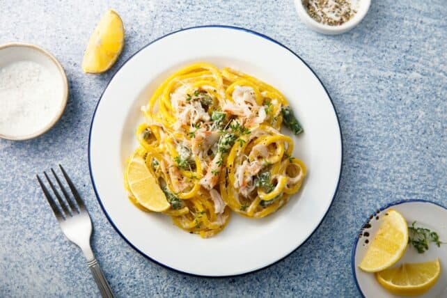 piatto con pasta asparagi e polpa di granchio con limone