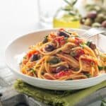 piatto di gustosi spaghetti alle olive