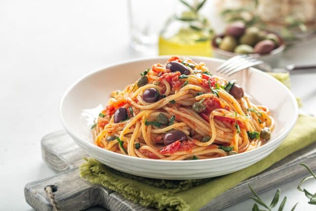 piatto di gustosi spaghetti alle olive