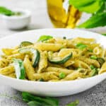 piatto di penne con zucchine