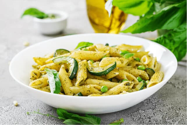 piatto di penne con zucchine