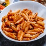 piatto di penne al pomodoro con tonno ed olive