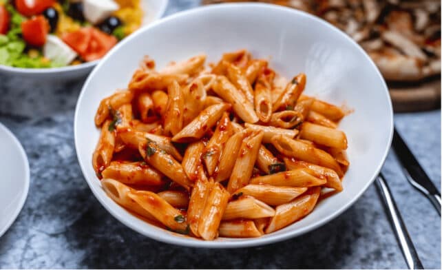 piatto di penne al pomodoro con tonno ed olive