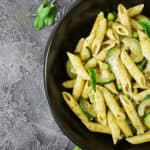 piatto di penne con verdure, zucchine e basilico