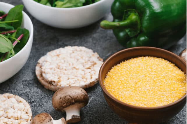 ciotola di polenta, riso e verdure