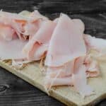 fette di prosciutto di praga su tagliere in legno