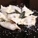 piatto di ravioli di castagne