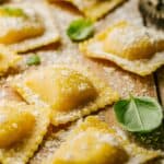 ravioli fatti in casa su tagliere in legno