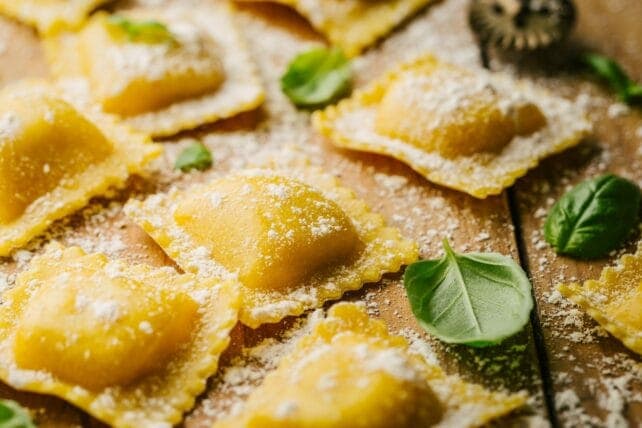 ravioli fatti in casa su tagliere in legno