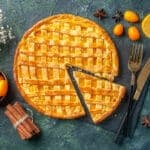 piatto con crostata di albicocche e cestino di frutta fresca