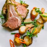 piatto di costolette di agnello con verdure dell'orto