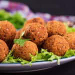 piatto di falafel serviti su un letto di lattuga