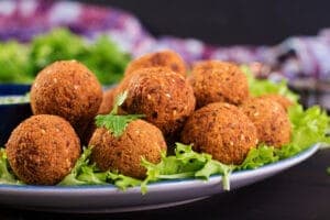 piatto di falafel serviti su un letto di lattuga