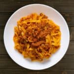 piatto di fettuccine al ragù