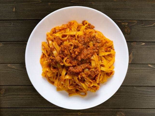 piatto di fettuccine al ragù