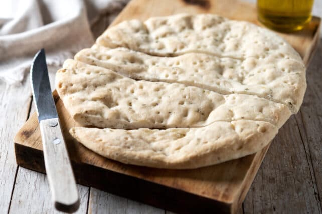 focaccia su tagliere in legno