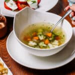 piatto di minestrone alla rustica accompagnato da crostini di pane