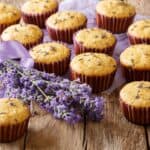 muffin alla lavanda su tavolo in legno