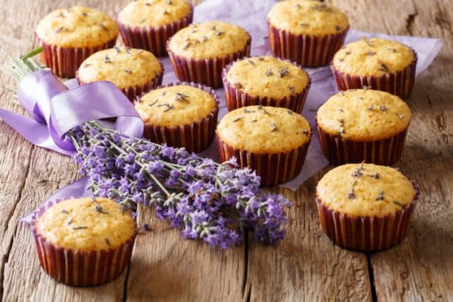 muffin alla lavanda su tavolo in legno