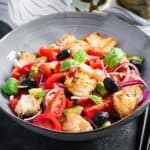 piatto di panzanella a base di pane, pomodori, cipolla e verdure