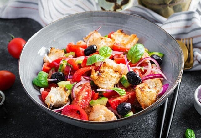 piatto di panzanella a base di pane, pomodori, cipolla e verdure