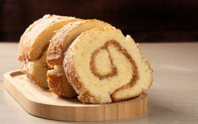 fette di pasta biscottata su tagliere in legno