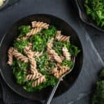 padella di pasta con cavolo nero e formaggio