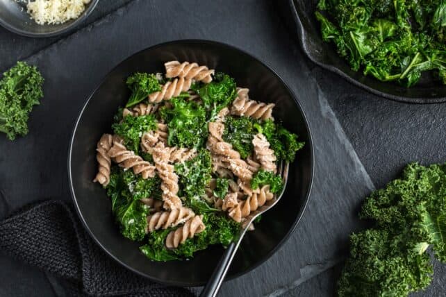 padella di pasta con cavolo nero e formaggio