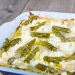 piatto di pasta al forno bianca con asparagi