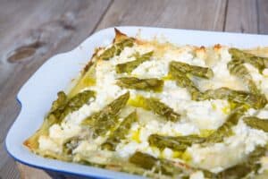 piatto di pasta al forno bianca con asparagi