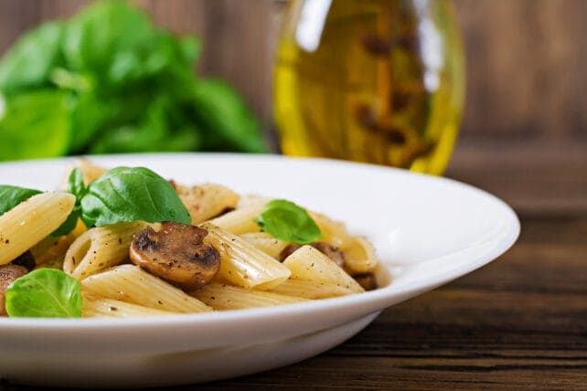 piatto di penne con melanzane e funghi