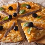 pissaladiere con olive nere e acciughe