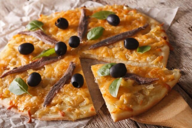 pissaladiere con olive nere e acciughe