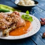 cosce di pollo alle noci con salsiccia