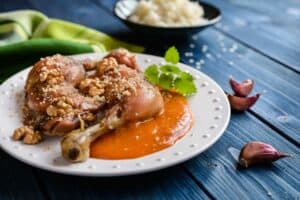 cosce di pollo alle noci con salsiccia